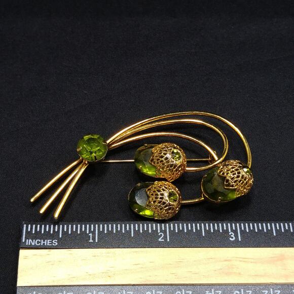 Sarah Coventry Touch of Elegance Green Crystal Brooch Gold Tone 1970s - Picture 6 of 10